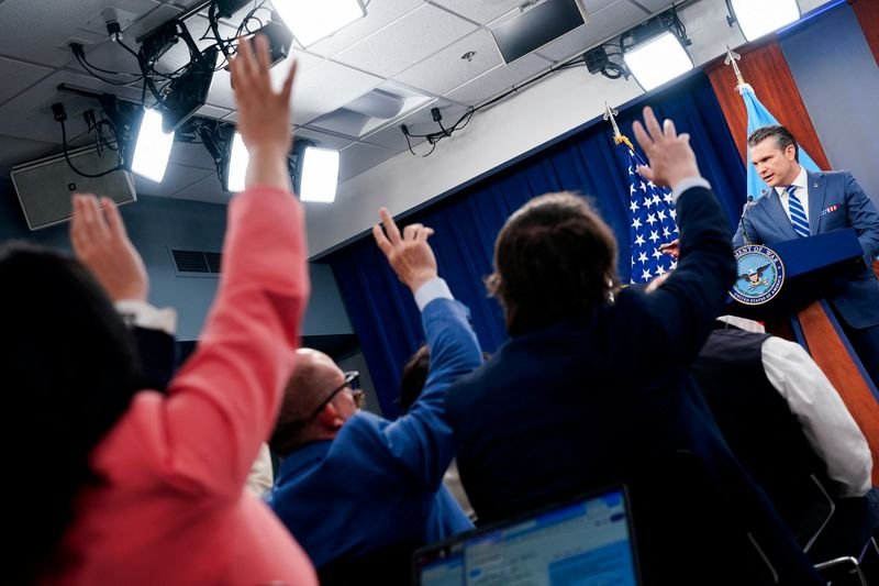 Pete Hegseth periodistas Biblia